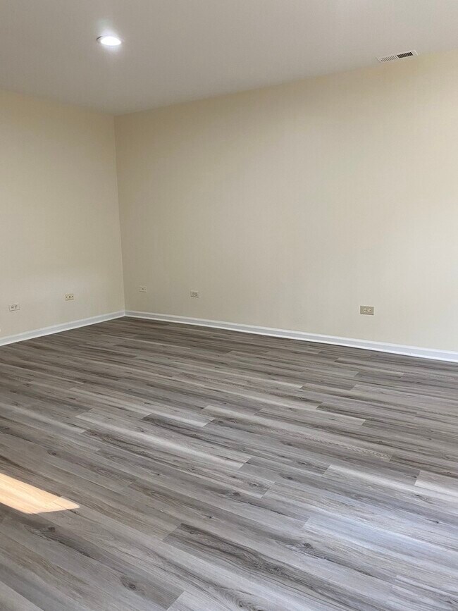 Building Photo - 2315 N Oakley Ave