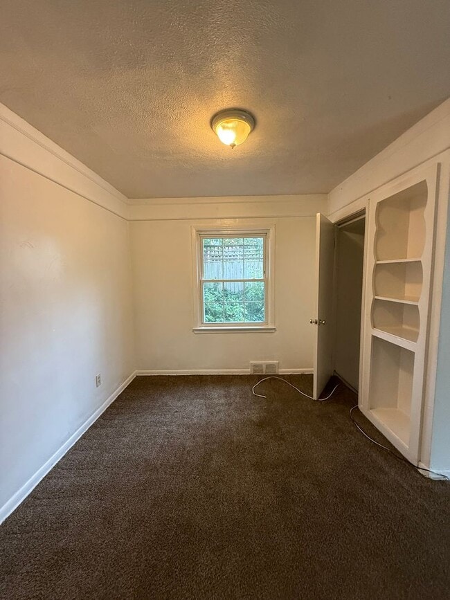 Building Photo - 3bd DOWNSTAIRS DUPLEX Shaker Section 8/Cas...