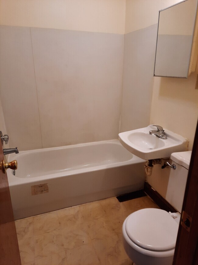 Full bath with tub and shower. - 660 S 2nd St