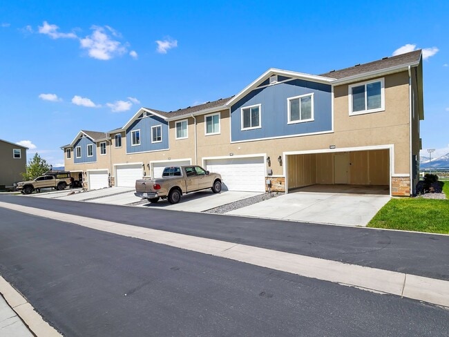 Building Photo - Herriman 3 Bedroom Townhouse Ready to be Called Home!