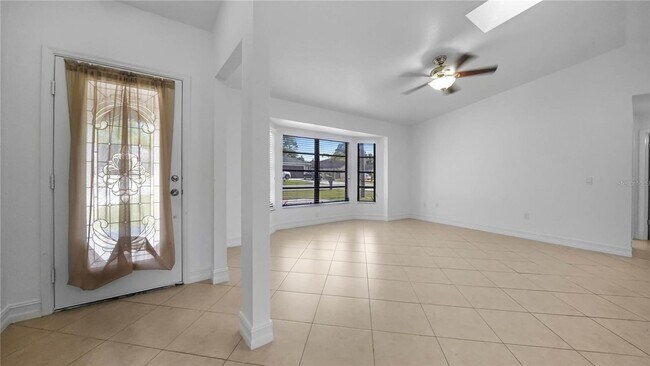 Building Photo - Split floor plan on a private peaceful str...