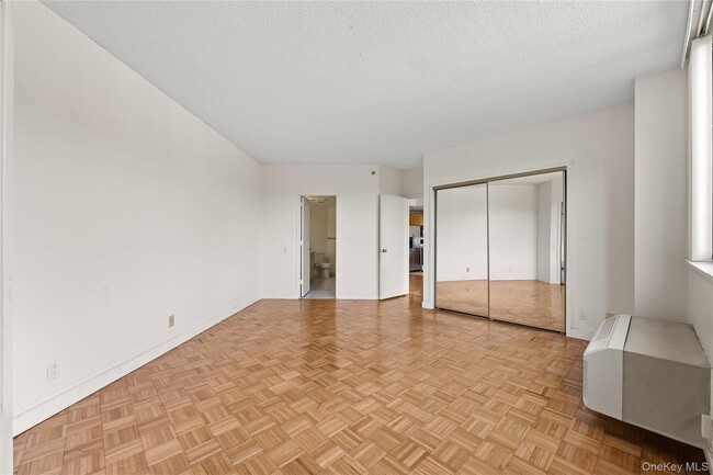 Building Photo - Spacious & Classic 1bedroom Condo