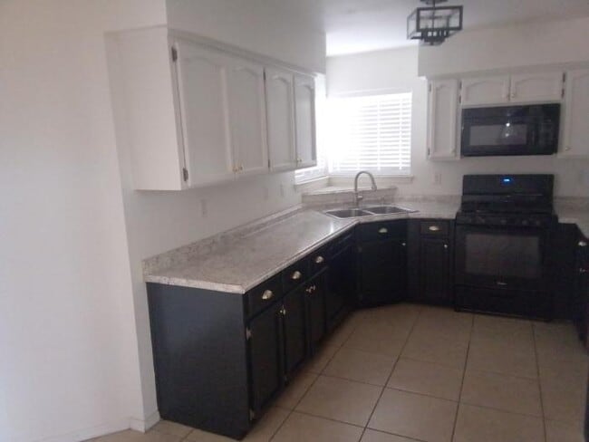 Building Photo - 12205 Diana Natalicio Dr