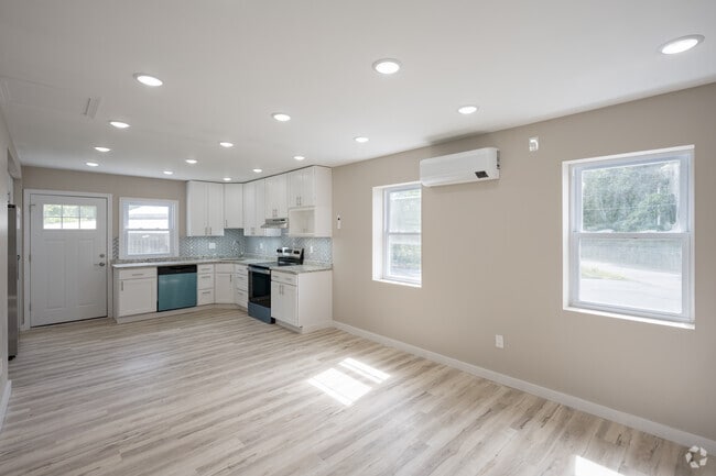 4BR, 2BA - 1,358SF - Dining Room/Kitchen - Ivy Court Apartments