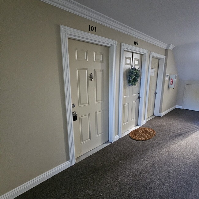 Building Photo - Nice 2 Bedroom, 1.5 Bath Condo Near Hall R...