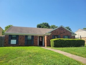 Building Photo - 2705 Riviera Dr