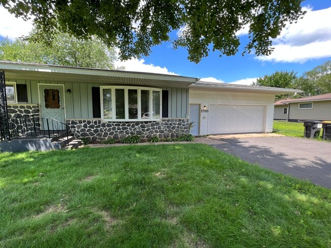 Building Photo - 1720 Heuss Ave