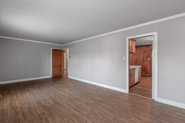 Foto del edificio - Large Brick Ranch, New Wood Like Flooring Throughout, Just Painted, LR, Den, Sun Room, Carport!