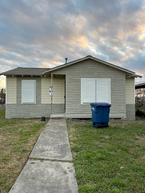 Primary Photo - 2717 Rogers St