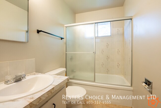 Photo du bâtiment - Pet Friendly Half Duplex with Fenced Yard in Claresholm