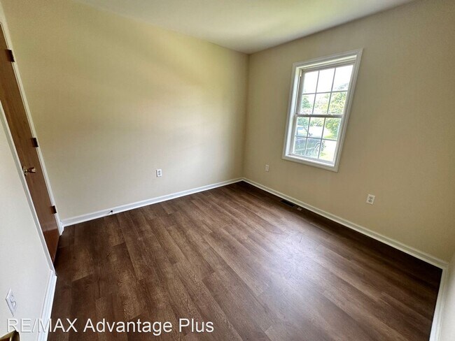 Building Photo - 2 br, 1 bath House - 208 Front St