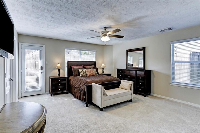 Foto del edificio - 3250 Beverly Gardens Ct