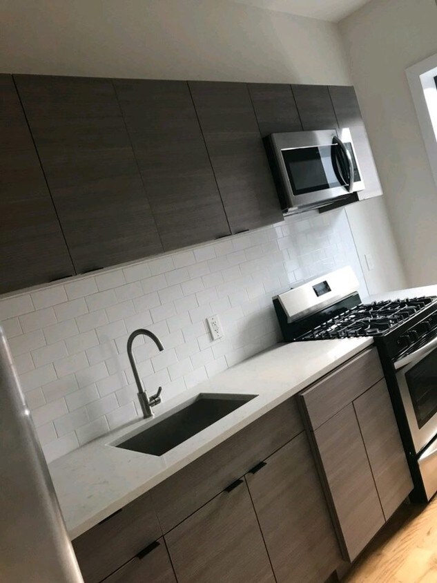 Foto principal - 984 Utica Ave