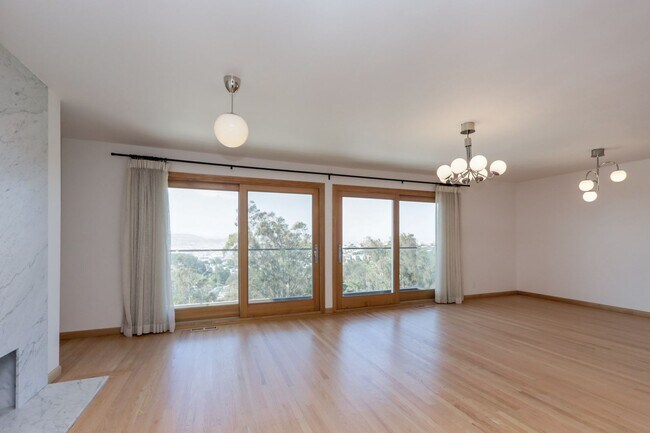 Foto del edificio - 4BR/3BA Diamond Heights View Home with EV Charger, Wine Cellar & 2-Car Garage | YouTube Tour