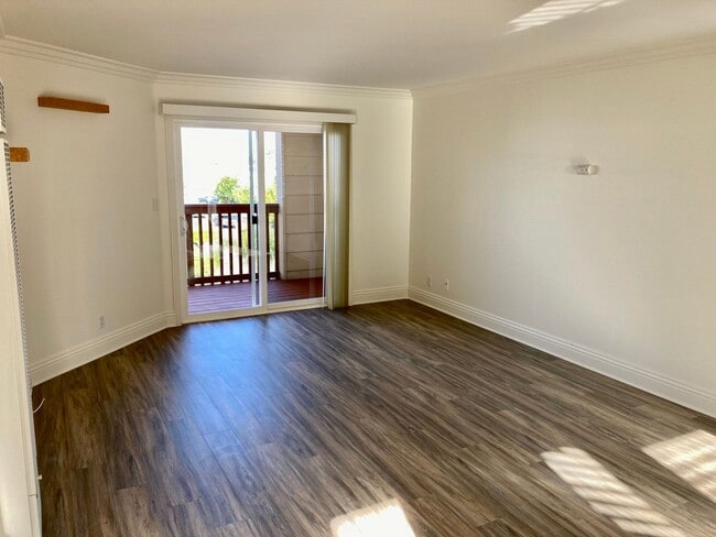 Building Photo - Upcoming!! 2 Bed/1 Bath Condo Apt.  Blocks...