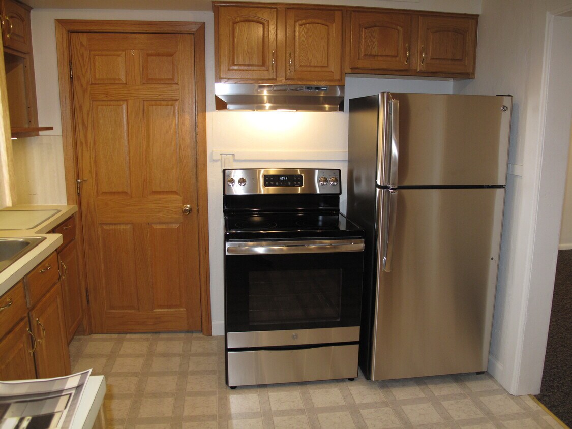 Kitchen Appliances - 537 2nd Ave NW
