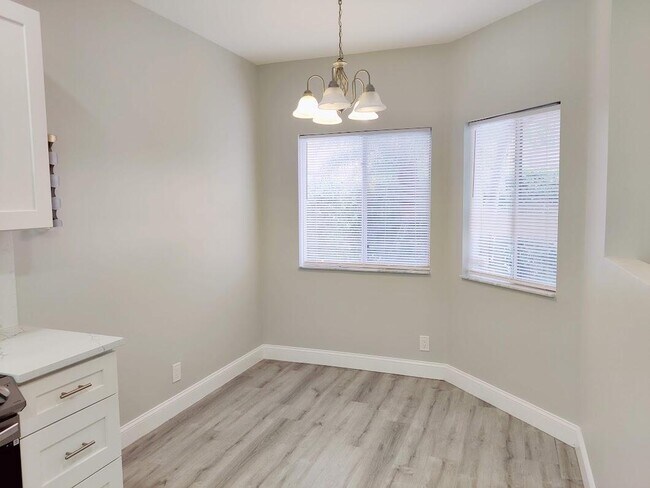 Foto del edificio - 6815 Via Regina