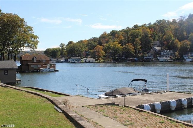 Foto del edificio - 469 River Styx Rd