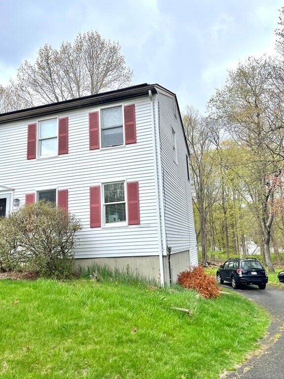 Building Photo - 17 Crestwood Dr