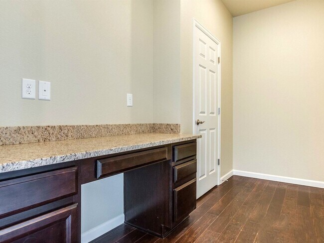 Building Photo - Gorgeous 3 Bed 3 1/2 Bath House in Ketcher...