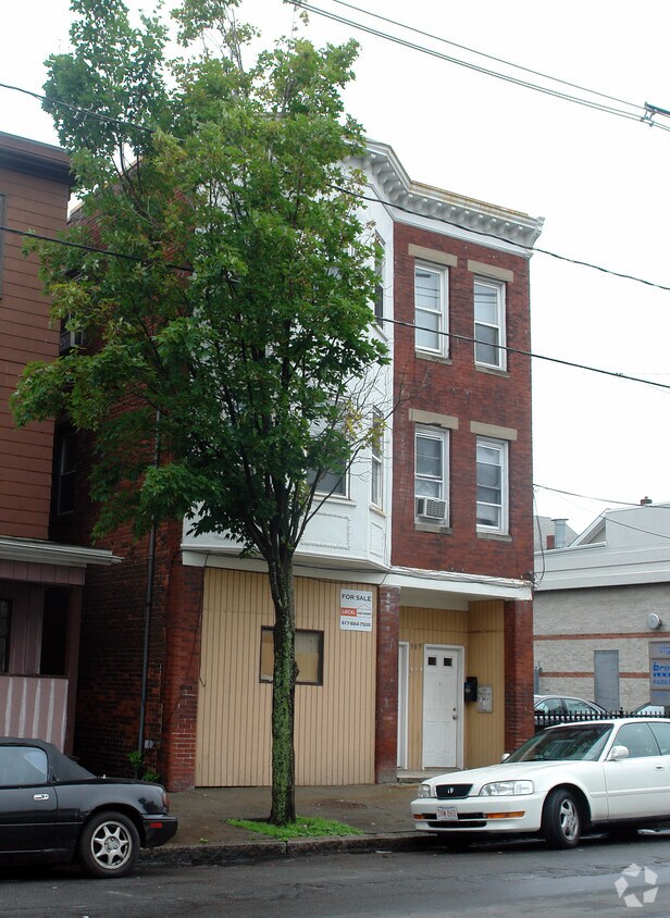 Building Photo - 909 Broadway
