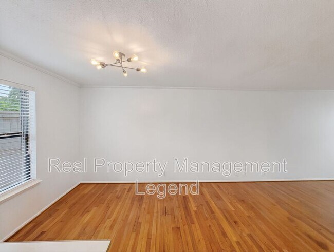 Foto del edificio - 4944 N Hall St