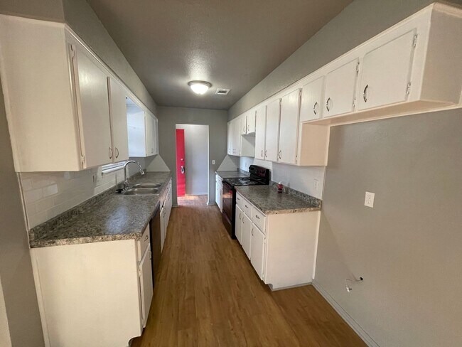 Foto del edificio - Large 5 Bed with 4 Car Garage on 1.09 Acre...