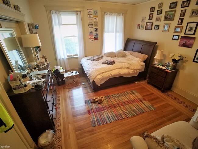 Building Photo - 4 br, 1 bath  - 46 Powell St Apt 7
