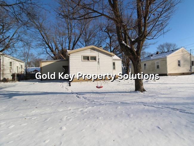 Foto del edificio - MUNCIE 3 BR 1 BA House with Carport and Large Yard (SECTION 8 APPROVED)