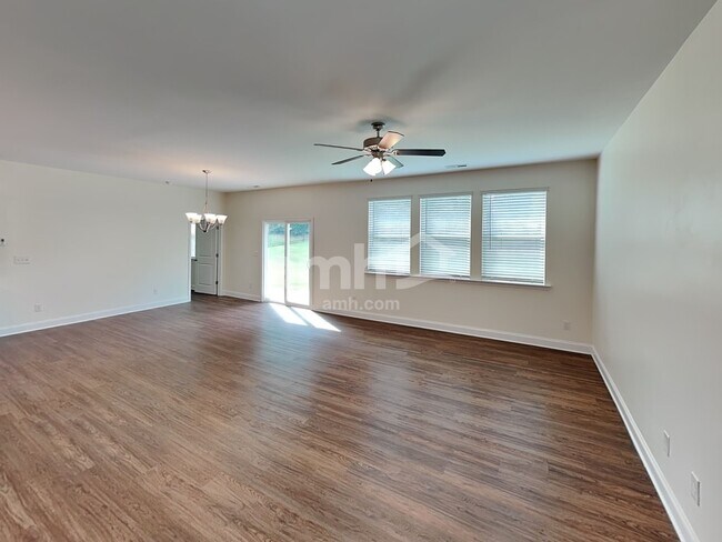 Foto del edificio - 6177 Rosemore Ln