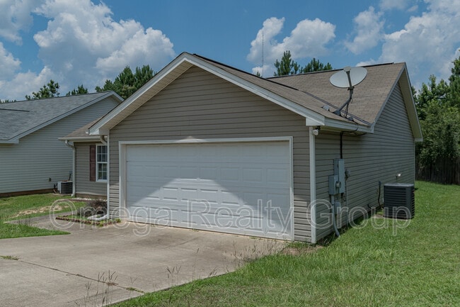 Building Photo - 3550 Cres Gardens Dr