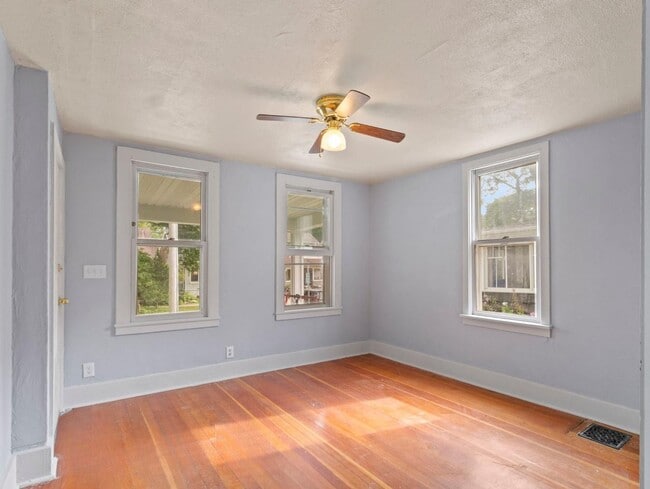 Building Photo - 930 E Dayton St