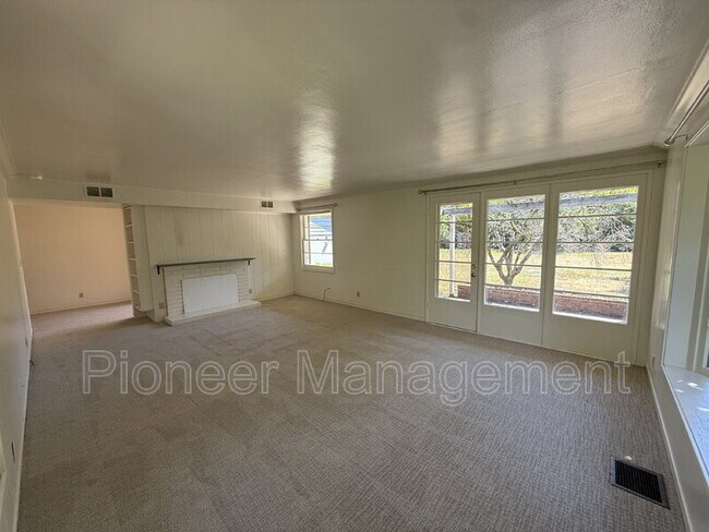 Building Photo - 375 Cherry Dr