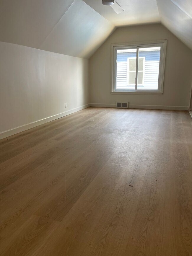 Building Photo - 3 BED 2 BATH BUNGALOW STYLE HOME IN BERKLE...