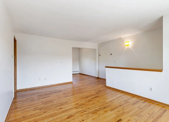 Building Photo - Amazing West Hills Condo!