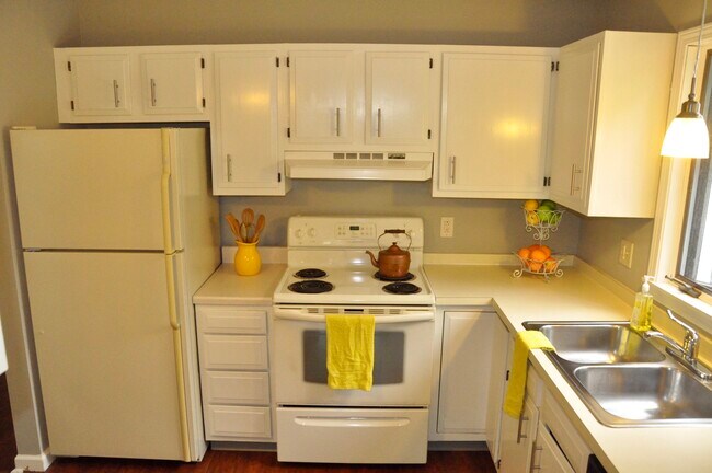Kitchen - 809 N Aurora St