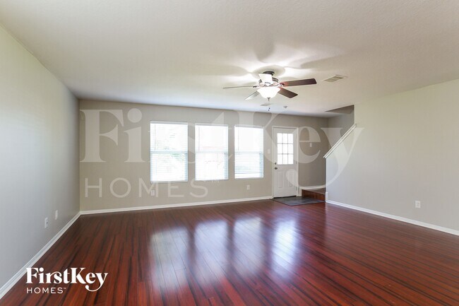 Foto del edificio - 7819 Adonis Ave