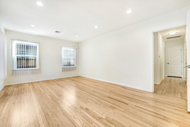 Foto del edificio - 5107 Enfield Ave