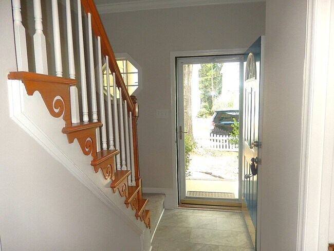 Foto del edificio - 211 Bridgepath Dr