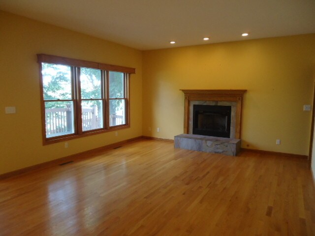 Building Photo - 1547 Lake Holiday Dr