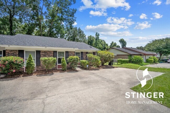 Building Photo - 2 Bedroom / 2 Bath Unit For Rent In Beaufort