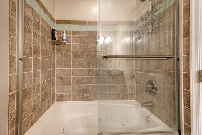 Whirlpool Tub & Shower! - 1436 Decatur St