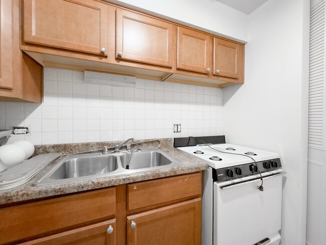 Building Photo - 540 W Roscoe St