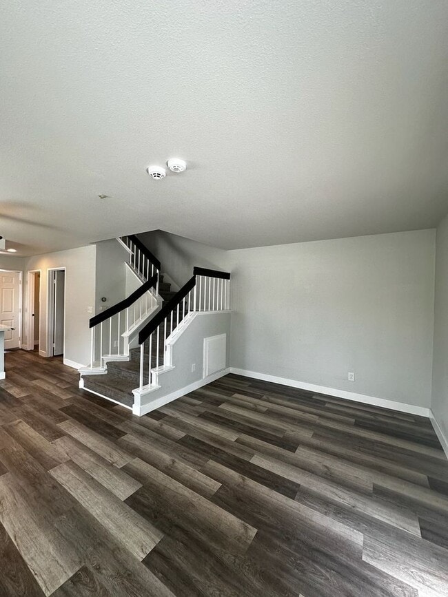 Building Photo - Renovated 2 Bedroom, 2.5 Bath with Washer and Dryer Plus A/C. MUST SEE!!!