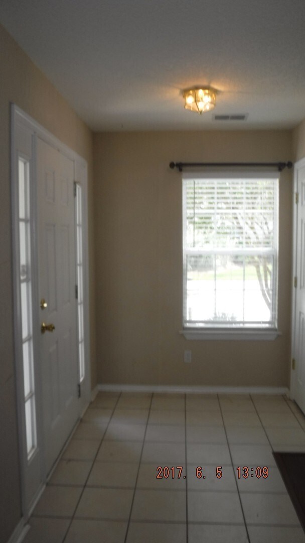 Foto del edificio - Two Bedroom, Two and half Bath Townhome