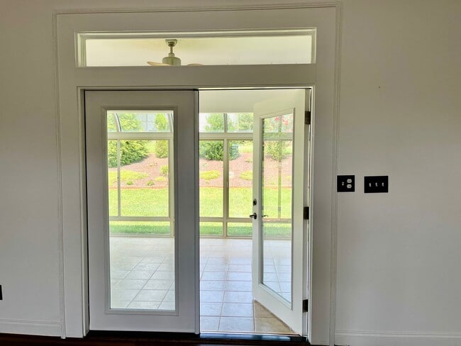 Building Photo - One Level Home in New London