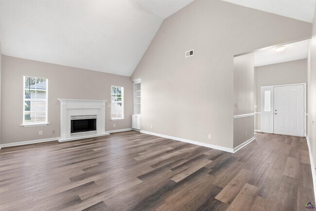 Foto del edificio - 308 Peach Blossom Rd