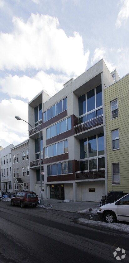 Primary Photo - 190 Green St