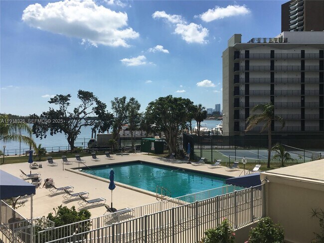 Foto del edificio - 880 NE 69th St