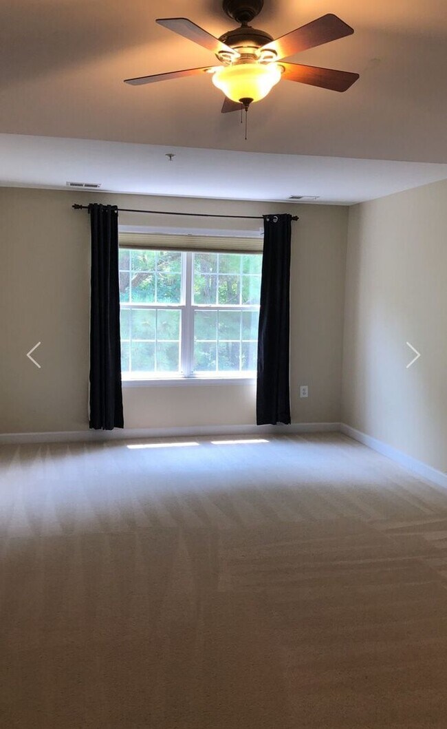 Foto del edificio - Nice end unit townhouse in waterfront comm...